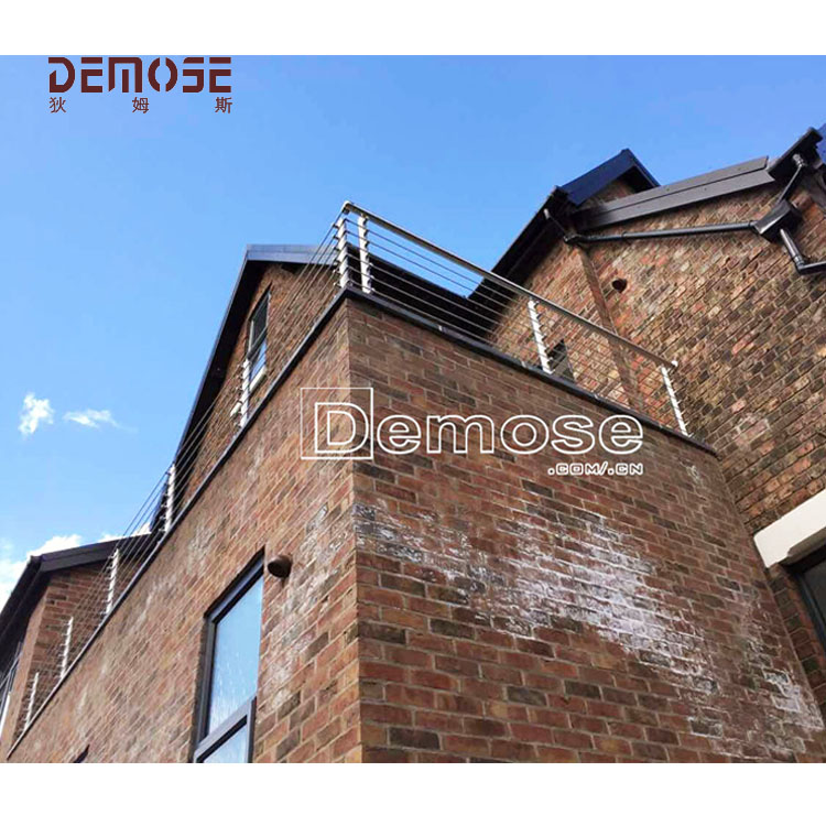 英國(guó)戶外露臺(tái)不銹鋼拉絲欄桿工程案例