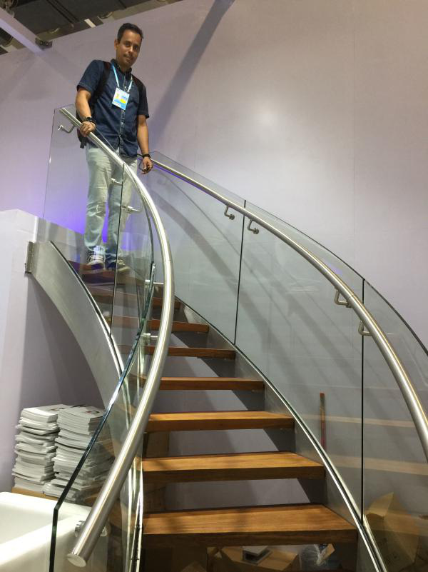 11 外商被狄姆斯的產(chǎn)品吸引,紛紛爭相與之合影