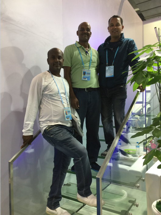 12 外商被狄姆斯的產(chǎn)品吸引,紛紛爭相與之合影2