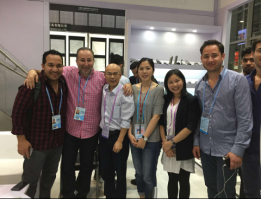 16 業(yè)務(wù)與客戶合影留念