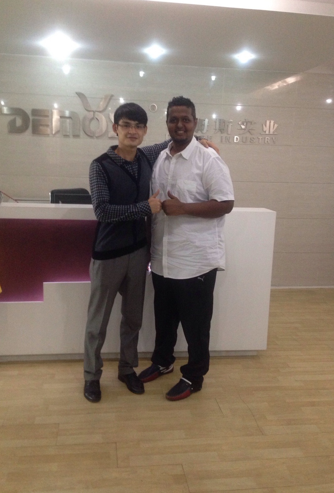 1 肯尼亞玻璃欄桿出貨