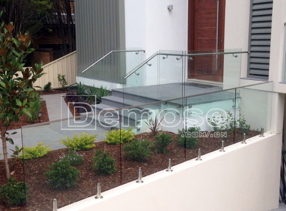 不銹鋼玻璃欄桿價格怎么樣？不銹鋼玻璃欄桿怎么選擇？