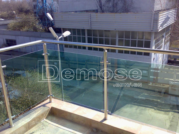 玻璃欄桿和鐵藝欄桿哪個(gè)貴？