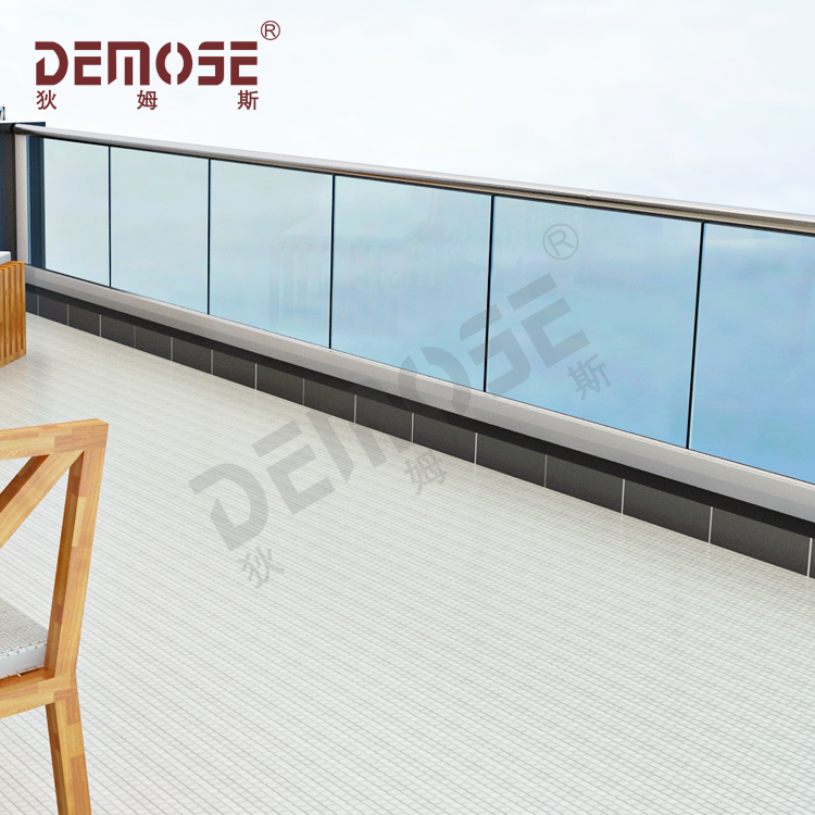 玻璃護(hù)欄底座卡槽安裝：打造安全與美觀的現(xiàn)代空間屏障