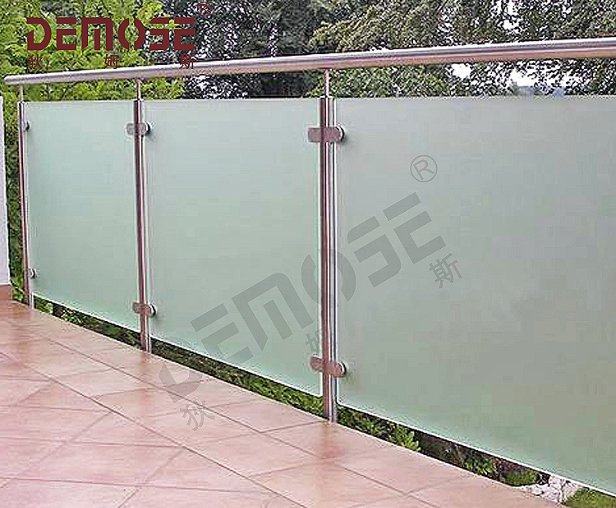 如何在戶外空間選擇合適的不銹鋼玻璃欄桿？