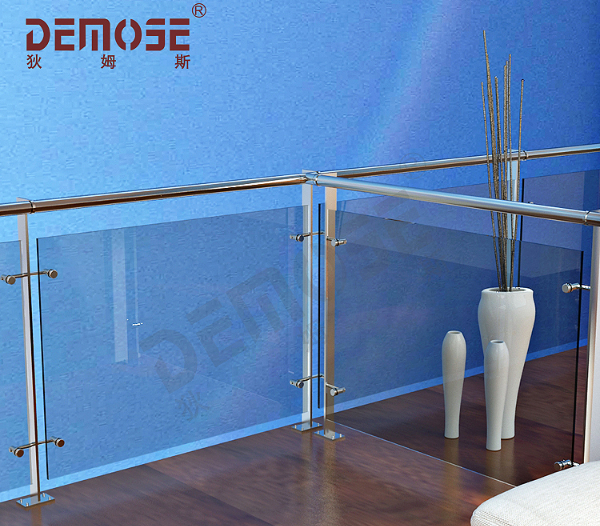 陽臺玻璃欄桿的優(yōu)勢與特點