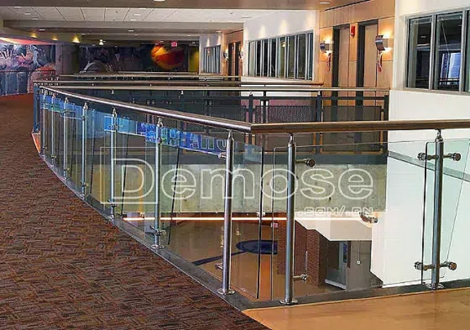 不同風格建筑中玻璃欄桿的適配性探討