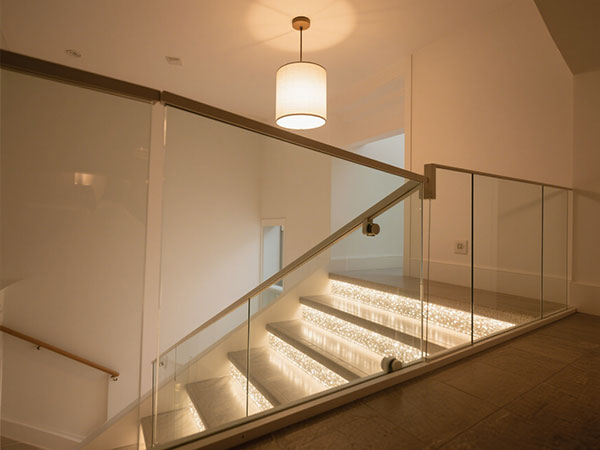 帶玻璃面板的樓梯：現(xiàn)代空間的通透美學與安全設計