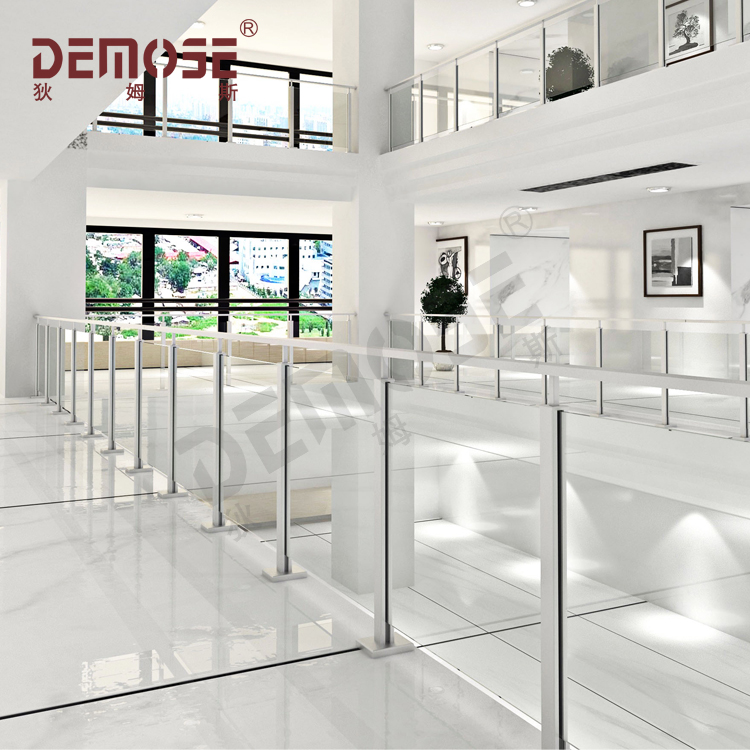 家的透明邊界：現(xiàn)代玻璃欄桿的居家生活啟示錄