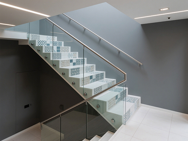 樓梯先貼瓷磚還是先做扶手